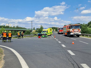 Další zraněný motocyklista. Do plzeňské nemocnice ho transportoval vrtulník.