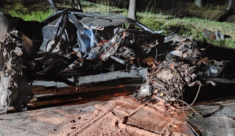 Vážná nehoda na Karlovarsku. Řidiče trensportoval do nemocnice vrtulník.