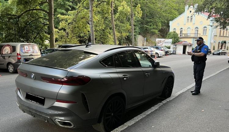 Strážníci zatím řešili na karlovarském festivalu téměř pět stovek dopravních přestupků.