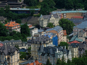 Karlovy Vary stárnou, pro nové obyvatele chybějí hlavně dostupné byty