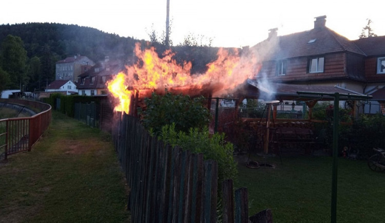 V Kraslicích hořela pergola, při požáru se nikdo nezranil