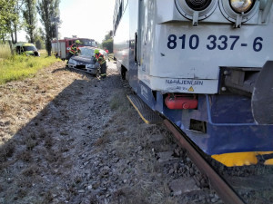 Vlak smetl na železničním přejezdu osobní automobil, posádka vyvázla jako zázrakem bez zranění