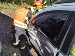 Vlak smetl na železničním přejezdu osobní automobil, posádka vyvázla jako zázrakem bez zranění
