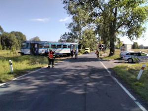 Vlak smetl na železničním přejezdu osobní automobil, posádka vyvázla jako zázrakem bez zranění