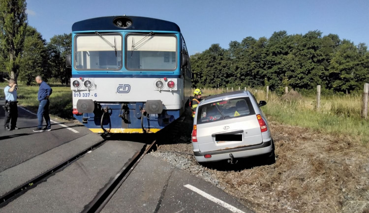 Vlak smetl na železničním přejezdu osobní automobil, posádka vyvázla jako zázrakem bez zranění