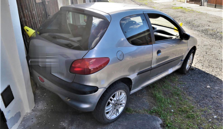 Alkoholem zmožený řidič zdemoloval garáže, nakonec ve svém nabouraném autě usnul