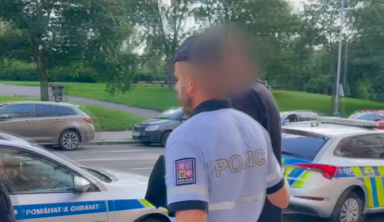 VIDEO: Místo nástupu do vězení mířil na grilovačku. Policie zadržela hledaného muže i s uhlím v ruce
