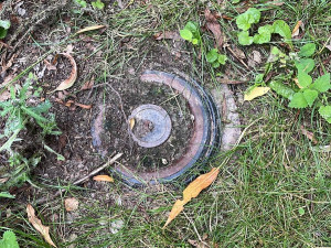Muž našel při sekání trávy na zahradě protitankovou minu
