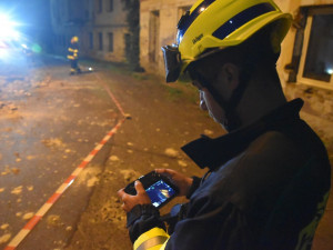 Na Karlovarsku se zřítila část bývalé porcelánky. Zasahovalo sedm jednotek hasičů