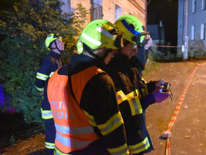 Na Karlovarsku se zřítila část bývalé porcelánky. Zasahovalo sedm jednotek hasičů