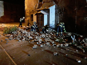 Na Karlovarsku se zřítila část bývalé porcelánky. Zasahovalo sedm jednotek hasičů