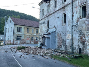 Na Karlovarsku se zřítila část bývalé porcelánky. Zasahovalo sedm jednotek hasičů