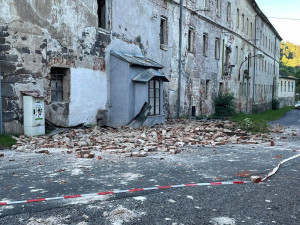 Na Karlovarsku se zřítila část bývalé porcelánky. Zasahovalo sedm jednotek hasičů