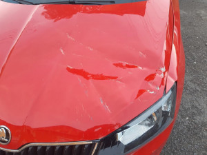 Žena zaútočila na auto kovovou tyčí. Hrozí jí až tři roky vězení