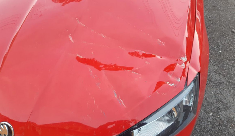 Žena zaútočila na auto kovovou tyčí. Hrozí jí až tři roky vězení