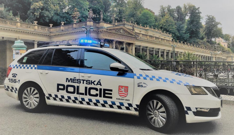 Parta přátel z Karlových Varů pomohla kamarádovi, který dostal na ulici epileptický záchvat
