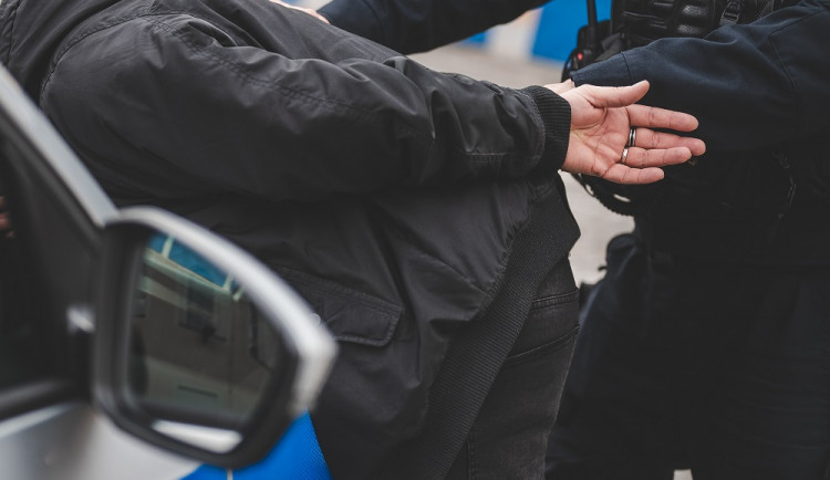 Obviněný měl napadnout spícího muže. Hrozí mu vězení