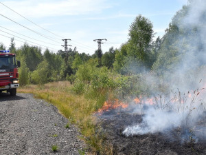 V obrovském vedru likvidovali hasiči požár suché trávy na ploše 10 000 metrů čtverečních