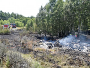 V obrovském vedru likvidovali hasiči požár suché trávy na ploše 10 000 metrů čtverečních