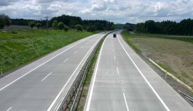 Výstavba severní části pražského silničního okruhu se o krok přiblížila