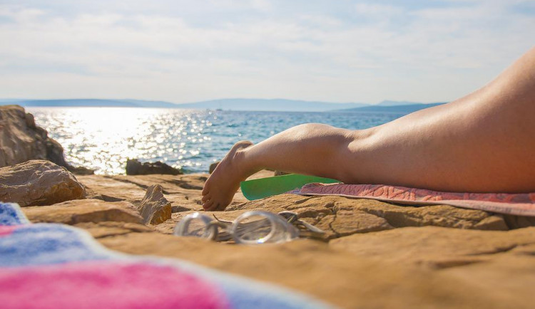 Opalování ano, ale s mírou. Jak se chránit před spálením?