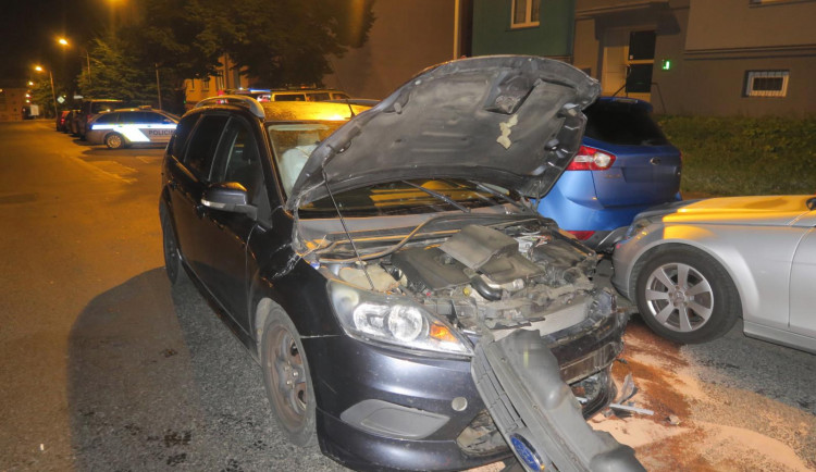 Opilý řidič nezvládl řízení a poničil v Chebu tři zaparkovaná vozidla