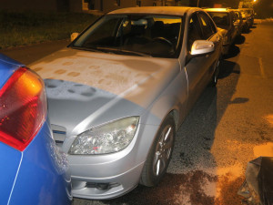 Opilý řidič nezvládl řízení a poničil v Chebu tři zaparkovaná vozidla