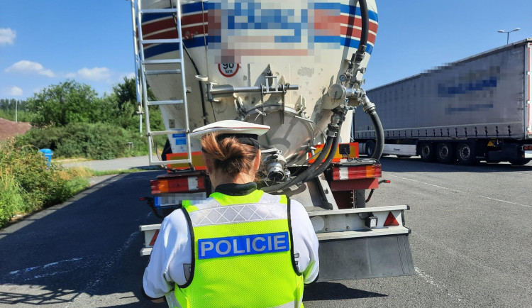 Při kontrole 35 náklaďáků a autobusů odhalili policisté 22 přestupků, jeden motorista řídil pod vlivem drog