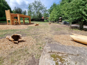 Párty skončila je název nové a zcela originální výstavy řezbářských děl, která vznikla během sympozia na Linhartu u Karlových Varů. V lese ji najdete nedaleko hájovny Diana u obory s divočáky. Expozici tvoří různé odpadky, které řezbáři vytvořili ze dřeva