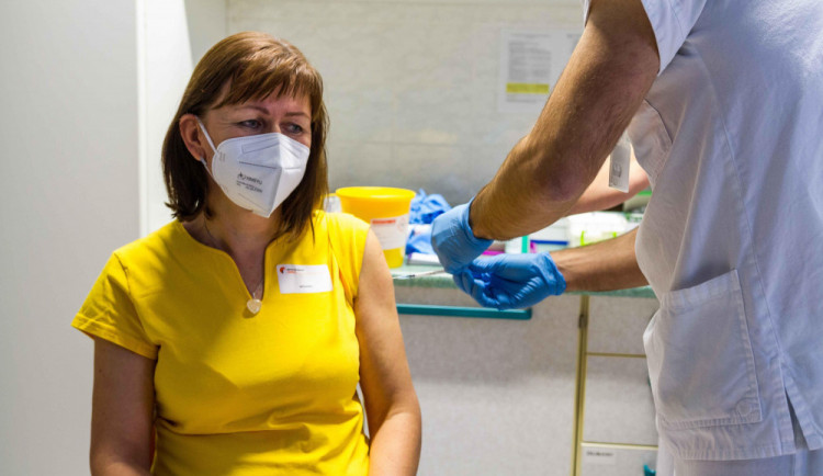 Očkovací centrum v KV Areně kvůli zvýšenému zájmu prodlužuje otevírací dobu