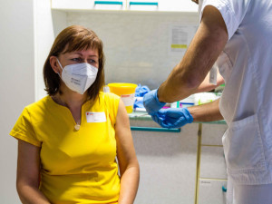 Očkovací centrum v KV Areně kvůli zvýšenému zájmu prodlužuje otevírací dobu