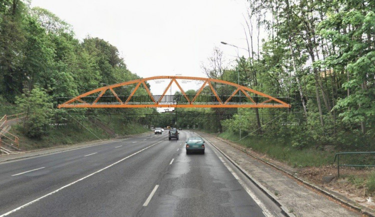 Stavaři sundali lávku nad rušnou Ašskou ulicí v Chebu, čeká ji rekonstrukce