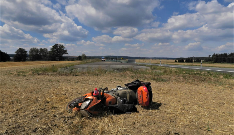 Hrozivá statistika víkendových nehod motocyklů na Karlovarsku, pro tři zraněné motorkáře přiletěl vrtulník