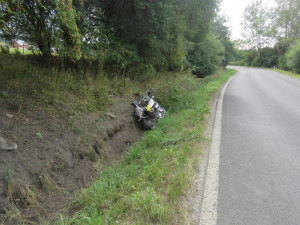 Hrozivá statistika víkendových nehod motocyklů na Karlovarsku, pro tři zraněné motorkáře přiletěl vrtulník