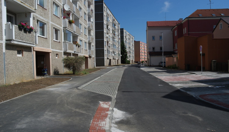 Oprava ulice Lidické nábřeží v Sokolově za téměř 13 milionů korun je hotová.
