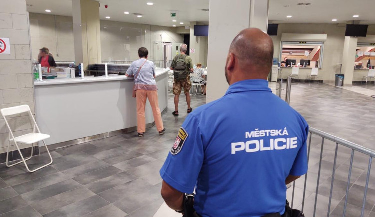 Karlovarské očkovací centrum prodlužuje kvůli zájmu lidí otevírací dobu