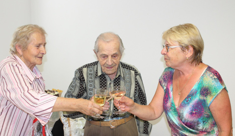 Oslavil sté narozeniny. Václav Platil pamatuje bombardování Berlína