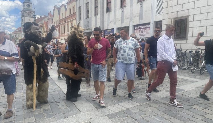 Policisté v civilu na mítinku Babiše v Borovanech zalehli mladíka s autismem. Vondrášek chce vysvětlení