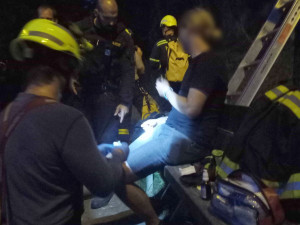 Na skále pod Loktem se zasekl turista. Hasiči k němu slaňovali z oken hradu