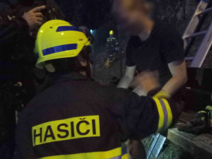 Na skále pod Loktem se zasekl turista. Hasiči k němu slaňovali z oken hradu