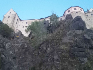 Na skále pod Loktem se zasekl turista. Hasiči k němu slaňovali z oken hradu