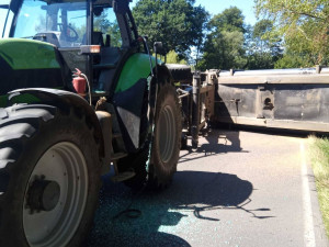 Převrácený návěs traktoru zranil na Chebsku projíždějící cyklistku
