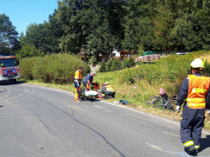 Převrácený návěs traktoru zranil na Chebsku projíždějící cyklistku