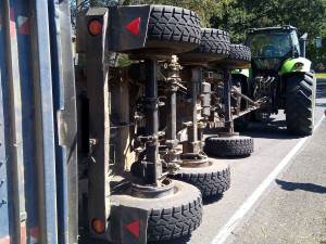 Převrácený návěs traktoru zranil na Chebsku projíždějící cyklistku