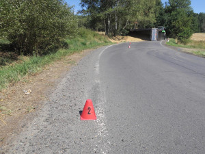 Převrácený návěs traktoru těžce zranil na Chebsku protijedoucí cyklistku