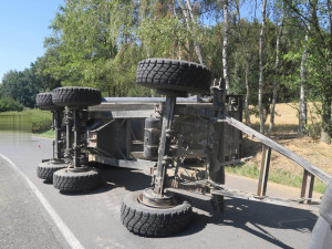 Převrácený návěs traktoru těžce zranil na Chebsku protijedoucí cyklistku