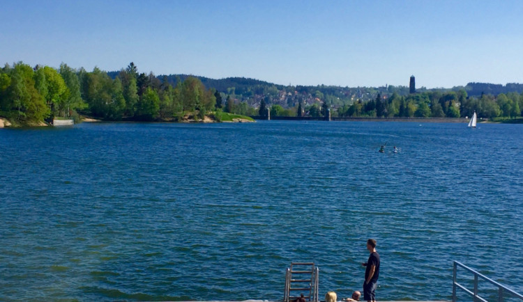 Voda v koupalištích na Karlovarsku je většinou nevhodná ke koupání