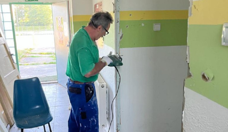 Sokolovští fotbalisté se dočkali. Odstartovala rekonstrukce stadionu