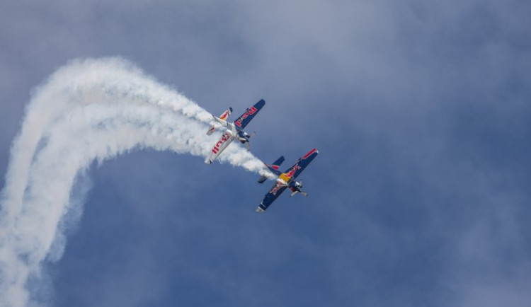 Nebe nad chebským letiště zaplnily historické i moderní stroje.