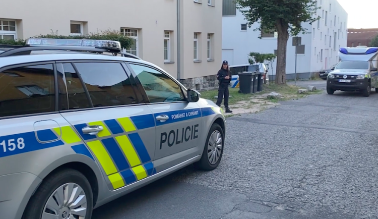 V Nejdku Karlovarsku našli ubodanou ženu. Policisté viní jejího známého